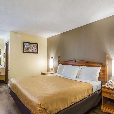 Econo Lodge Clinton Buitenkant foto