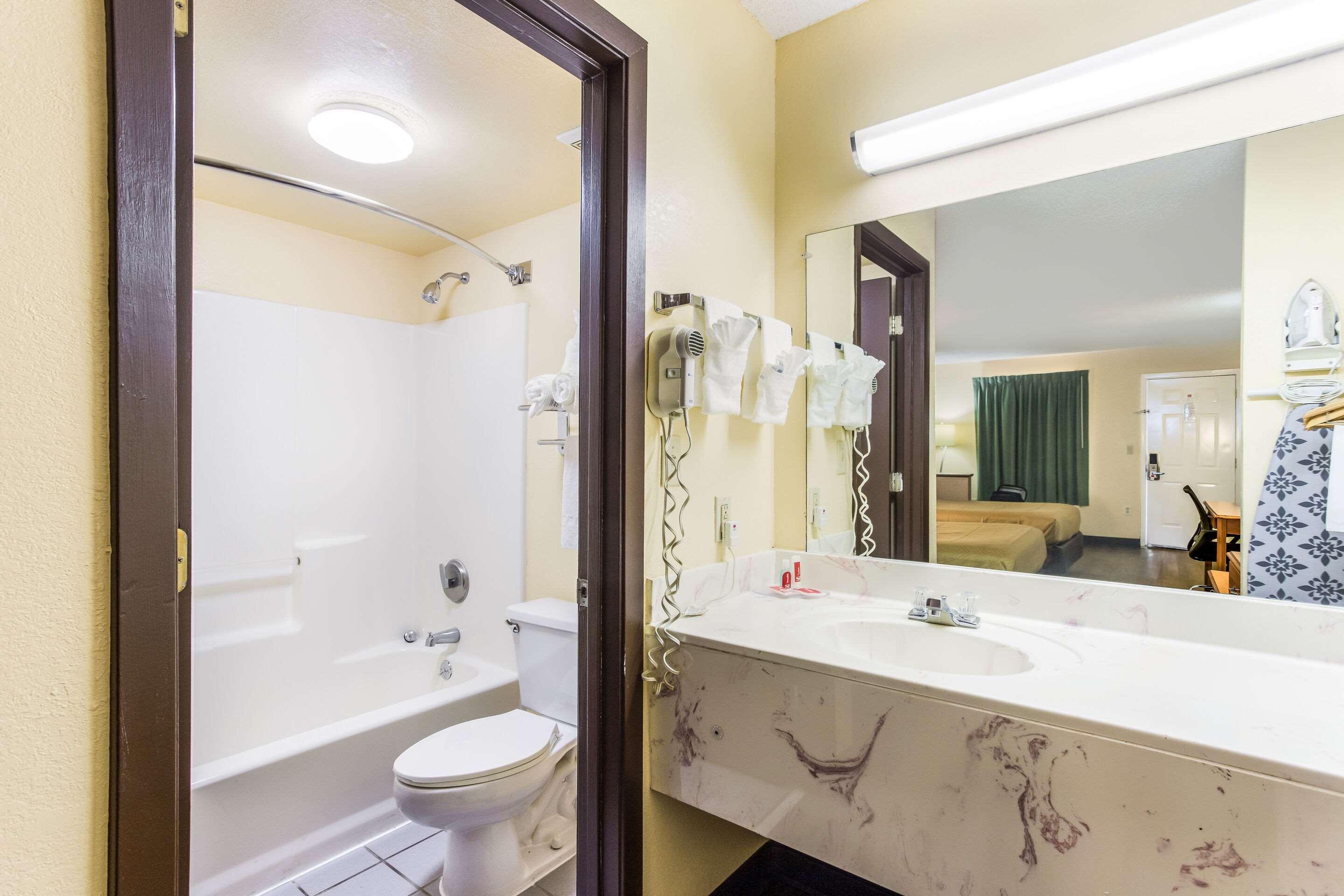 Econo Lodge Clinton Buitenkant foto