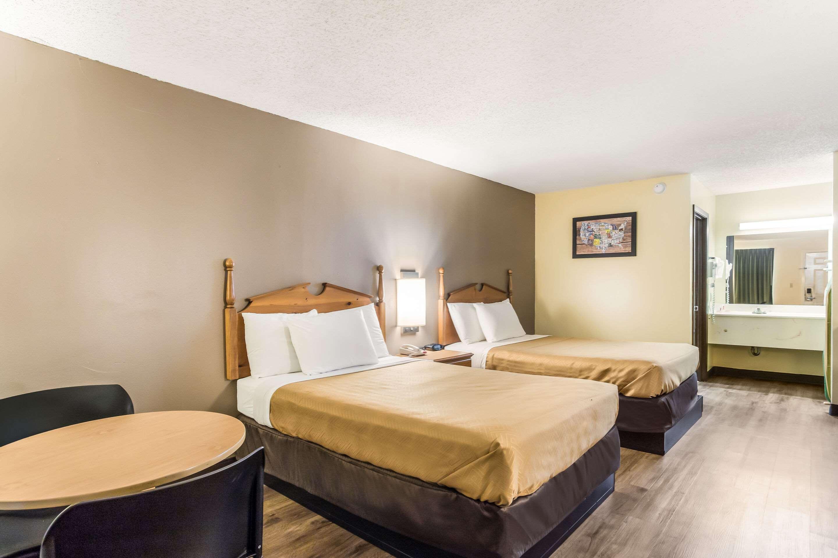 Econo Lodge Clinton Buitenkant foto