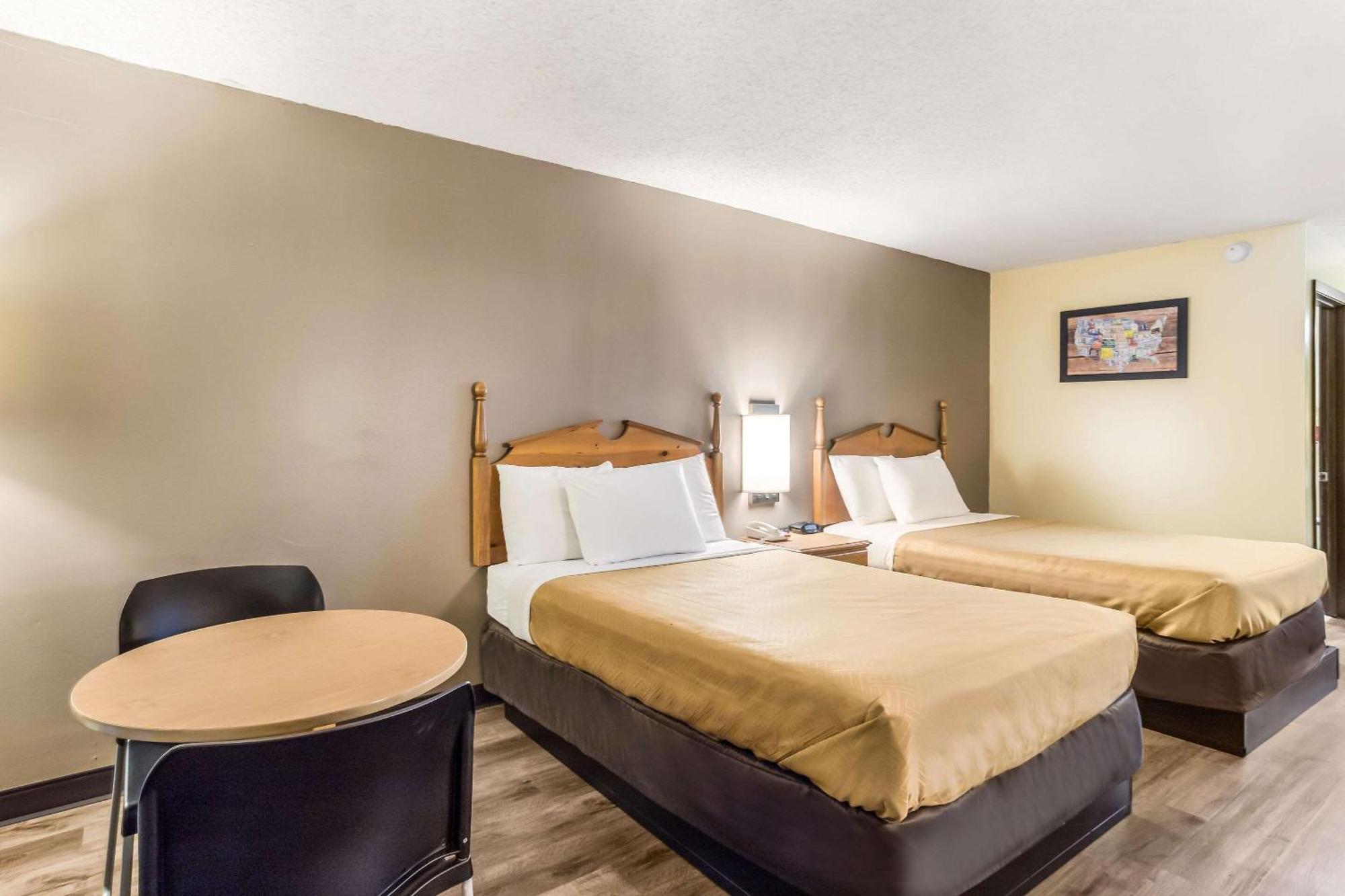 Econo Lodge Clinton Buitenkant foto