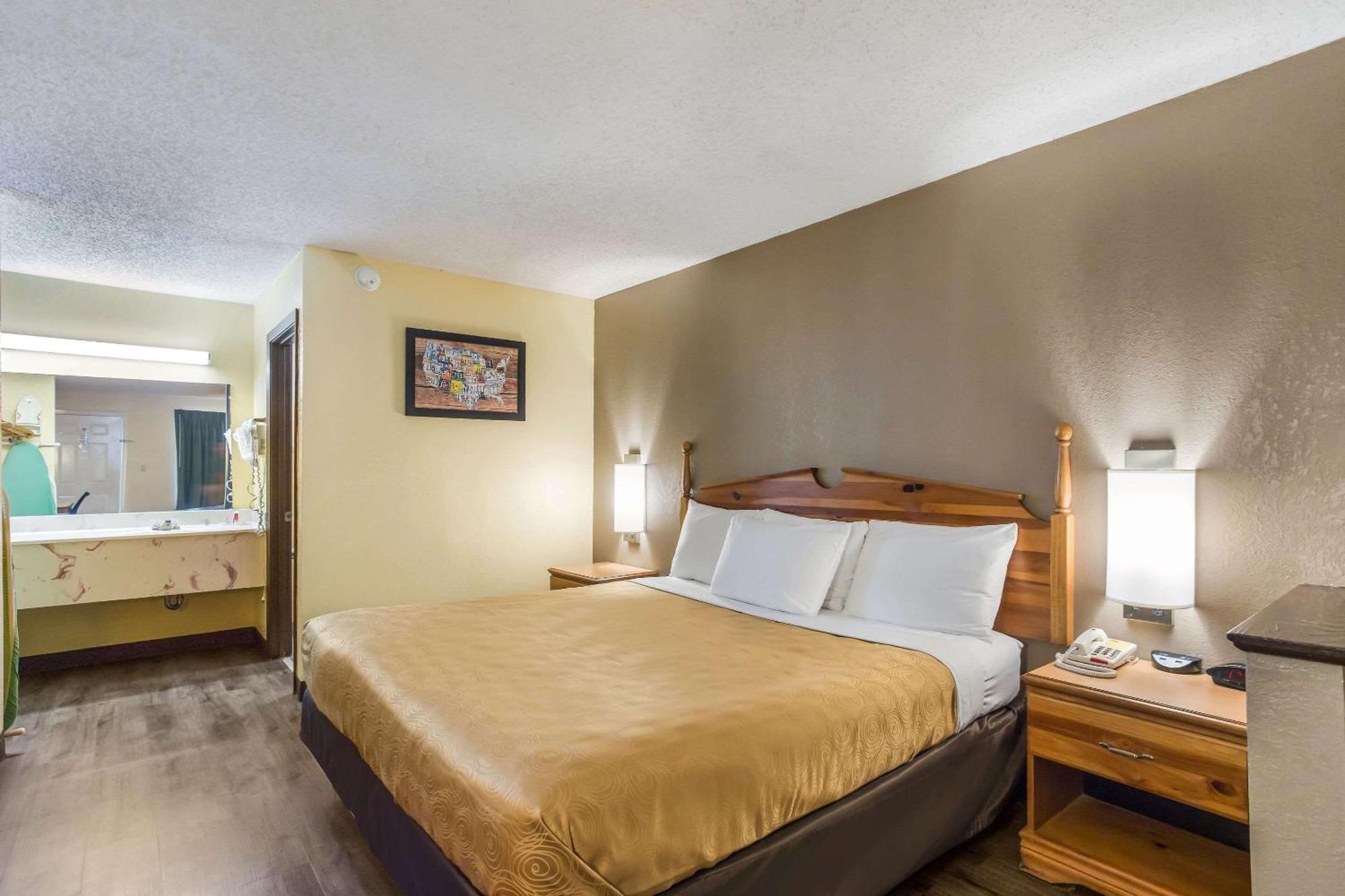 Econo Lodge Clinton Buitenkant foto